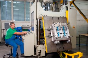 formconsult säule 2 fertigung montage formconsult säule 2 fertigung formconsult säule 2 fertigung innovativer werkzeugbau klassischer Werkzeugbau 2K- & 3K-Werkzeuge PET-Preformwerkzeuge Blasformen für PET-Produkte Press- & Spritzprägewerkzeuge